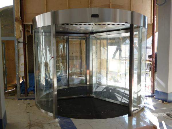 Входные крутящиеся двери