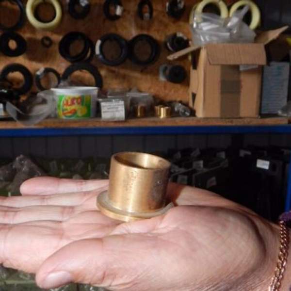 Втулка крышки бункера растворонасоса 24 мм