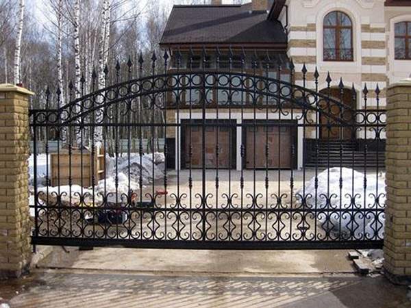 Въездные кованые ворота (откатные) - делаем "под ключ"