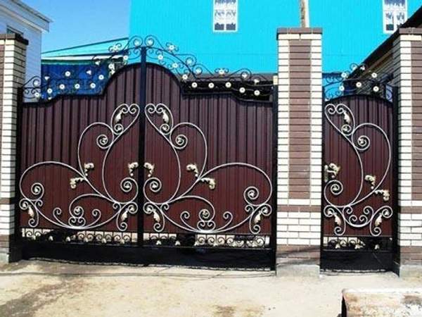 Въездные кованые ворота с калиткой - делаем "под ключ"