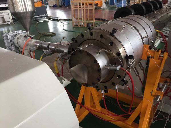 Высокоскоростная линия для производства ПЭ труб для водоснабжения.