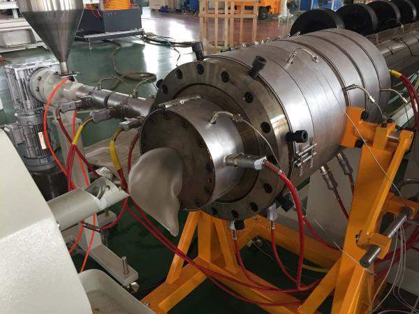 Высокоскоростное оборудование для производства ПЭ труб для водоснабжения.