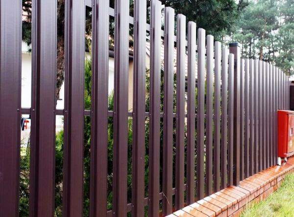 Забор из евроштакетника