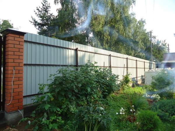 Забор из профлиста с бетонирование столбов