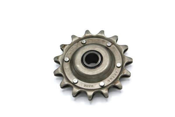 Звездочка Z15 натяжителя цепи John Deere