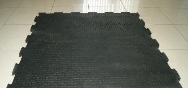 Большие резиновые плиты ПАЗЛ для сборки полов в гараже или цехе