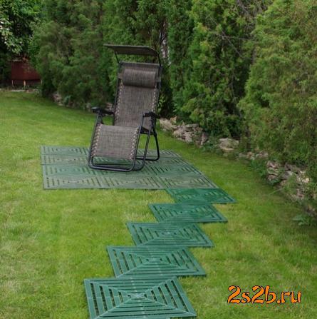 Плиты из пластика для сборки садовой дорожки на даче.