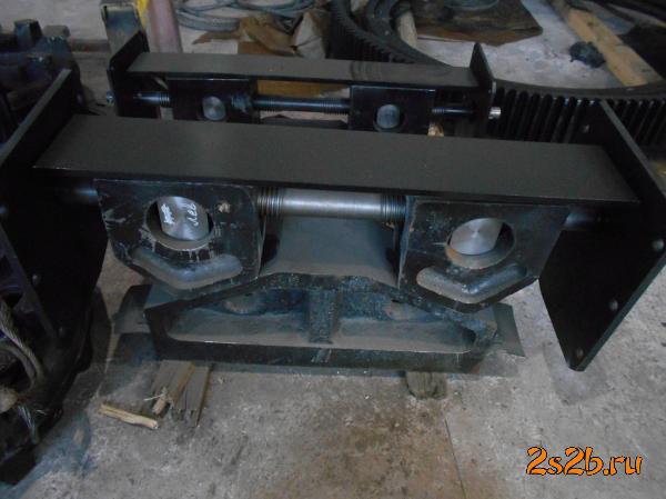 Механизм регулирования щели на дробилку смд-110а.