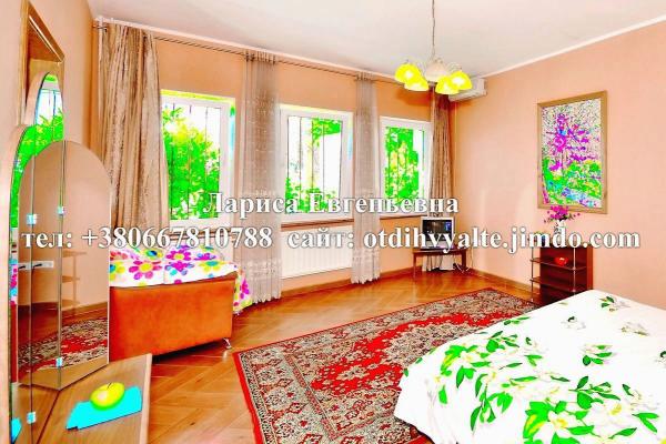 дом у моря в Ялте, на Массандровском пляже, с террасой, двором, мангалом — фото 2