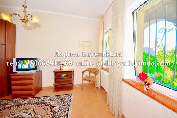 дом у моря в Ялте, на Массандровском пляже, с террасой, двором, мангалом — фото 3