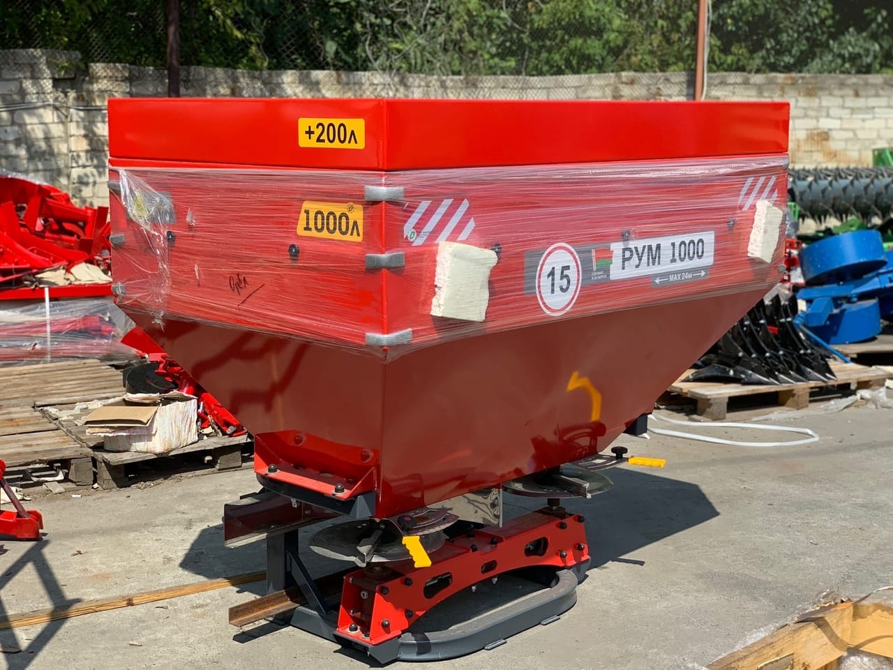 Разбрасыватель минеральных удобрений 1200л Беларусь