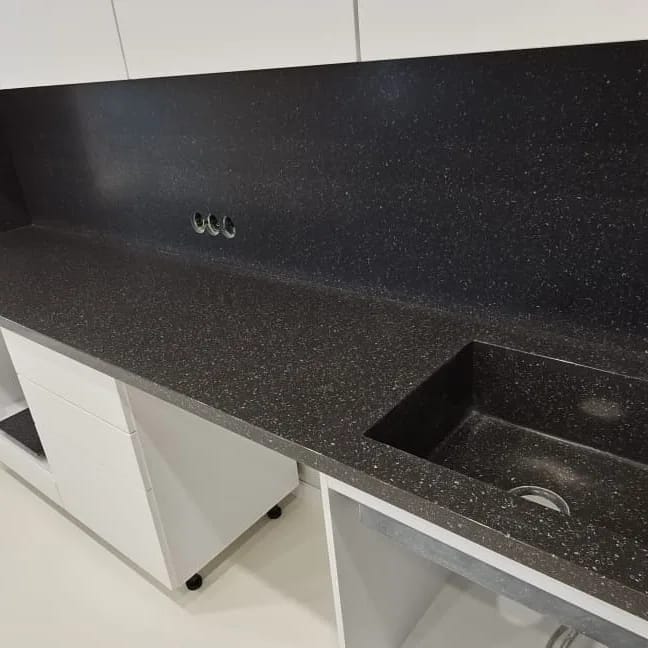 Кухонная столешница из черного искусственного камня — фото 8