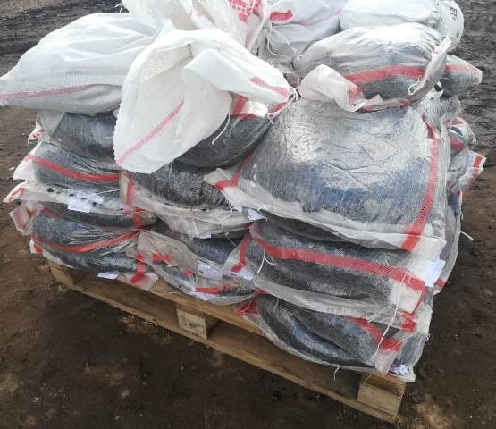 Холодный асфальт в мешках