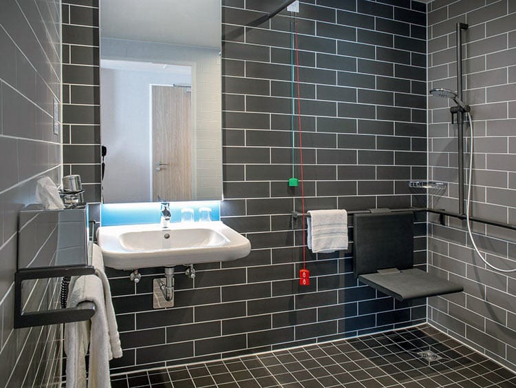 Отделка плиткой санузла в коттедже в частном доме. Плиточник — фото 3