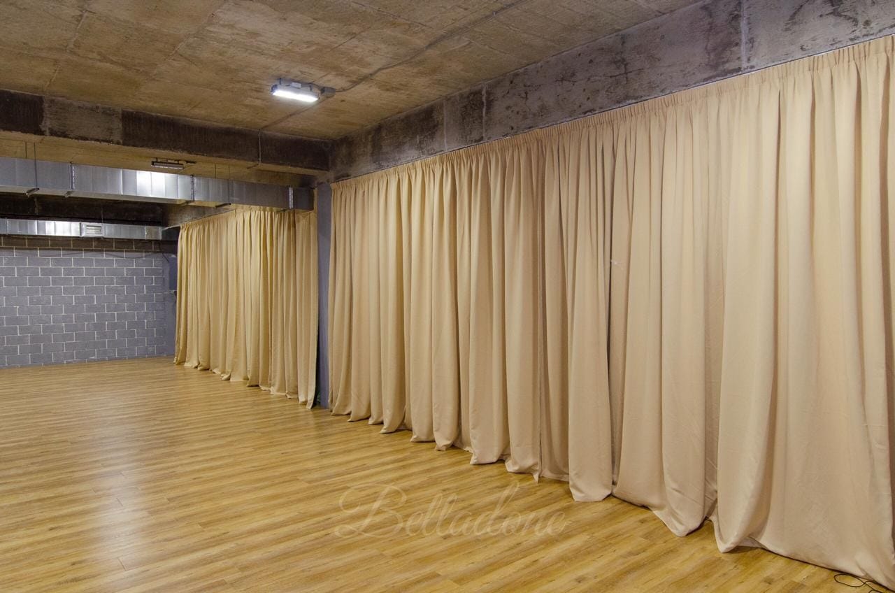 Текстильные шторы и занавеси для спортивных сооружений, спортивных, тренажерных и танцевальных залов и др.