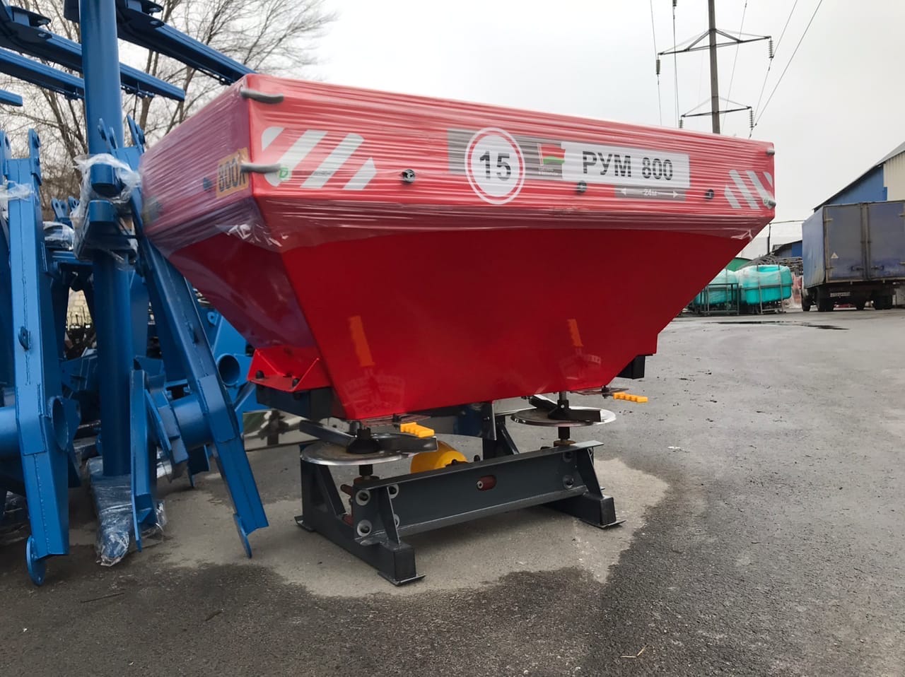 Разбрасыватель минеральных удобрений 800 литров D-POL — фото 3