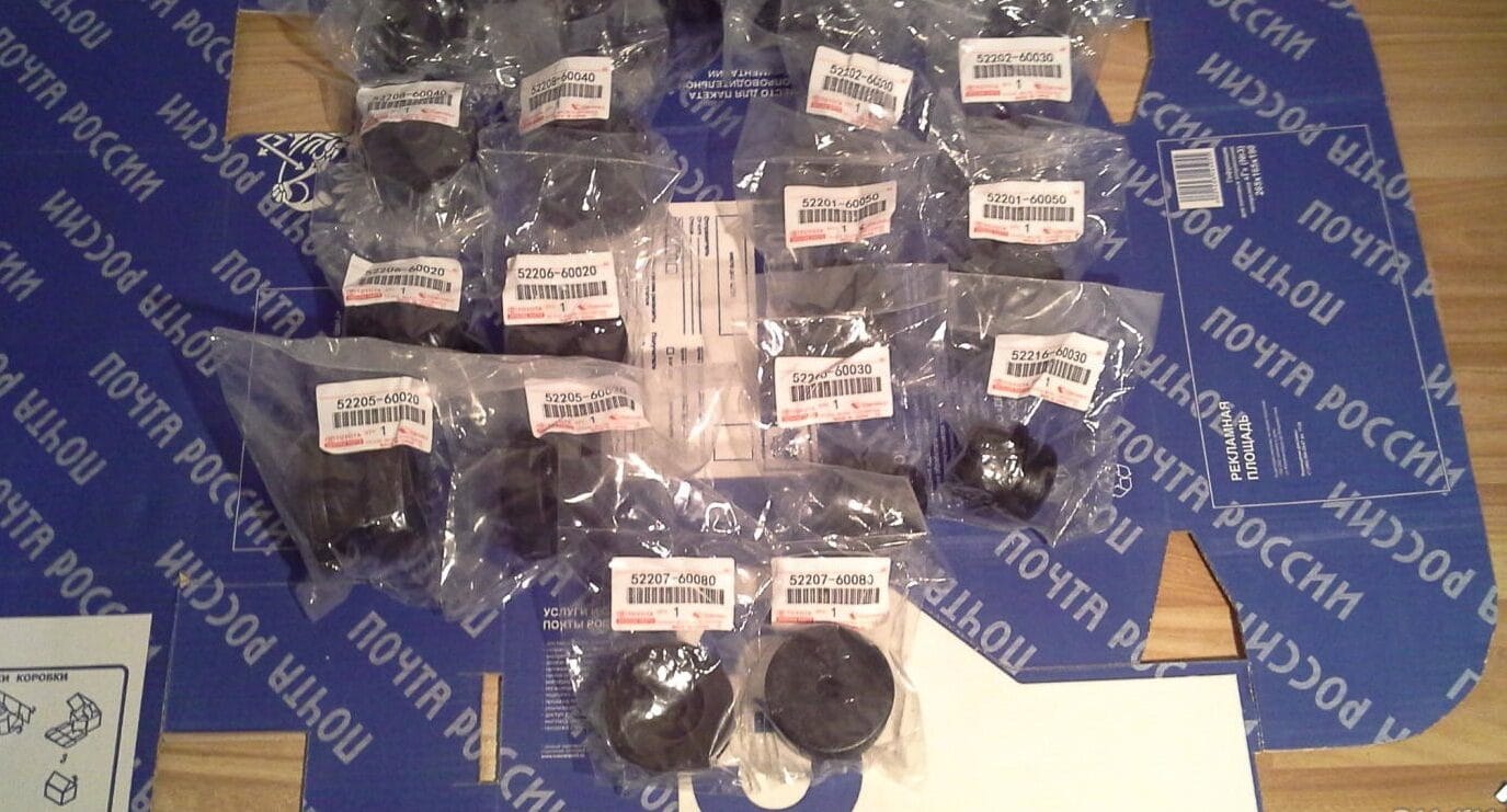 Подушки  кузова Toyota LC-100, с болтами, втулками, гайками