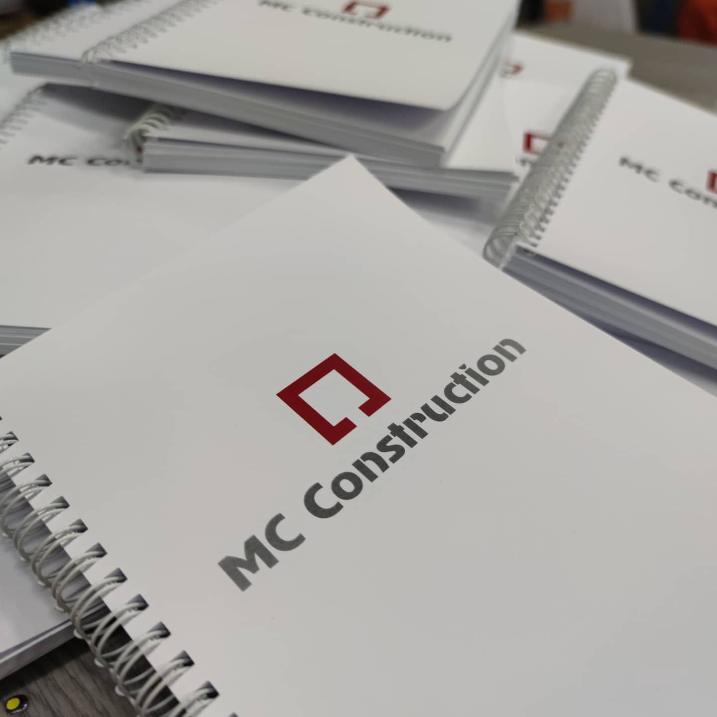 Рекламные конструкции ☎ ЮВАО +7 (495) 505-47-43, +7 (919) 102-00-24 : Стенды. Вывески. Указатели. Баннеры. Наклейки. Таблички. Щтендеры. УФ печать на любых материалах. Печать на одежде — фото 30