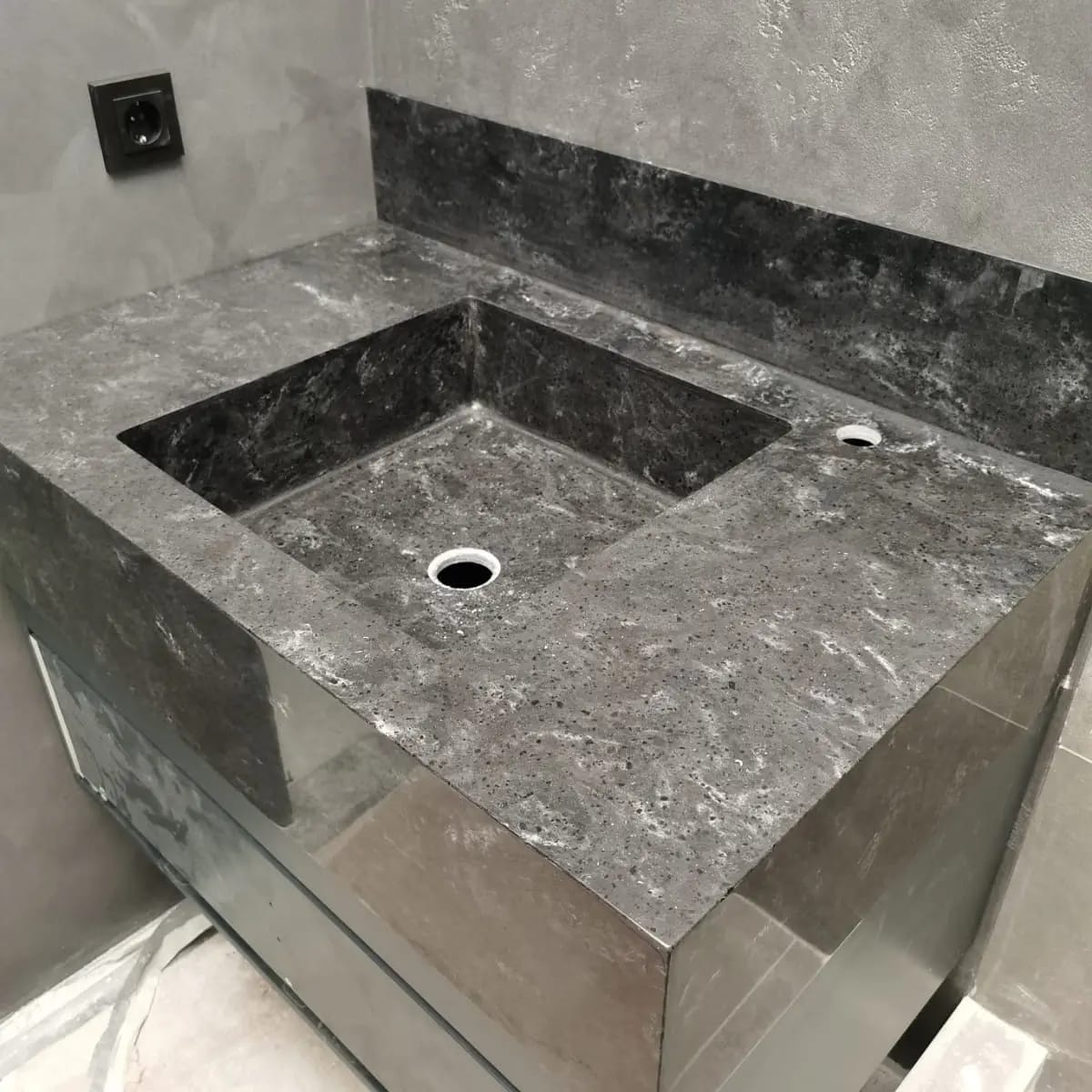 Кухонная столешница из черного искусственного камня — фото 3