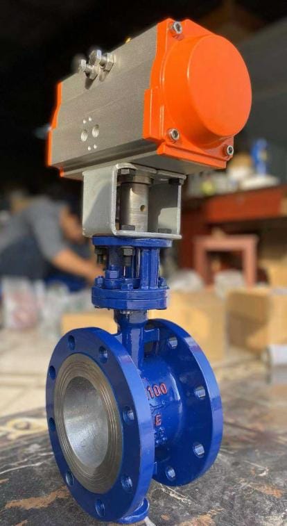 Затвор дисковый поворотный трехэксцентриковый фланцевый стальной ру16 ду100 с пневмоприводом