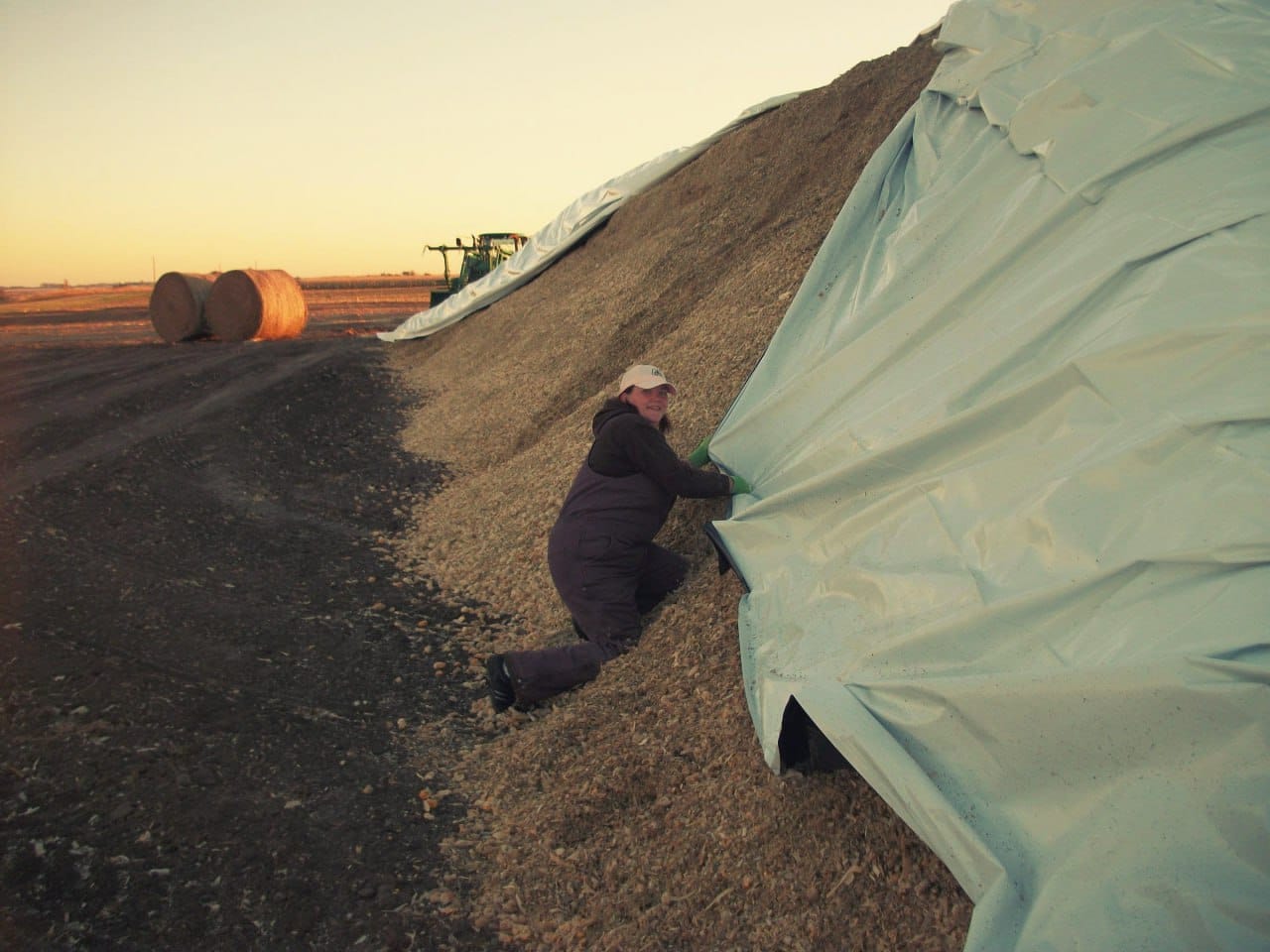 Силосная чёрно-белая и чёрная плёнка от Лелаф для траншей и ям силоса/сенажа — фото 5