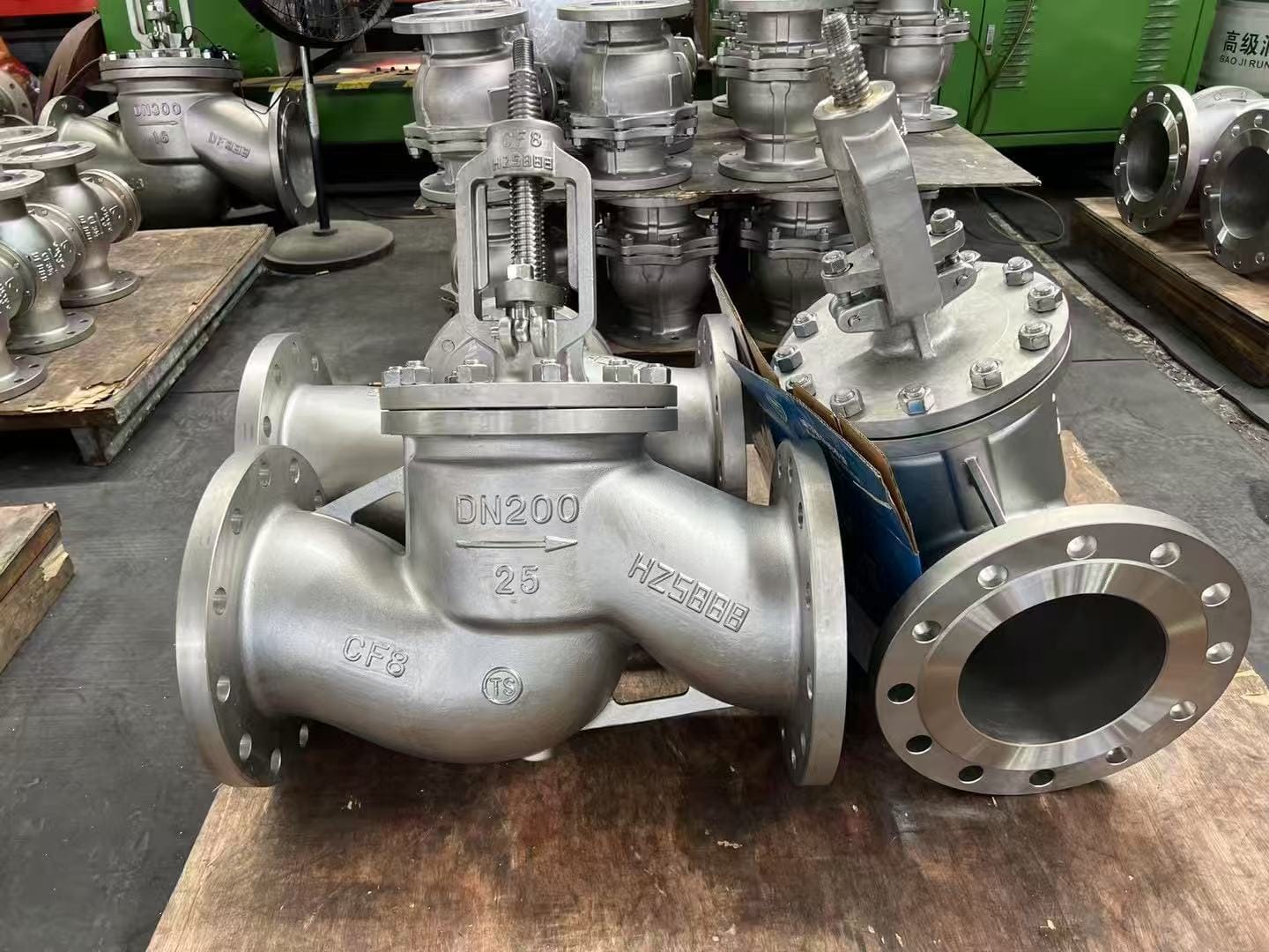 Клапан запорный фланцевый нержавеющий 15нж18нж Ру25 Ду200 304