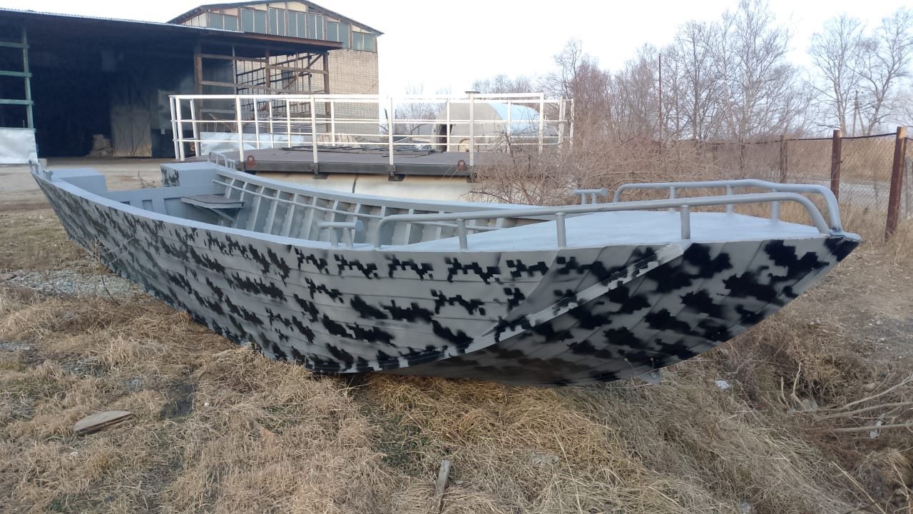 Стальная промысловая лодка во Владивостоке