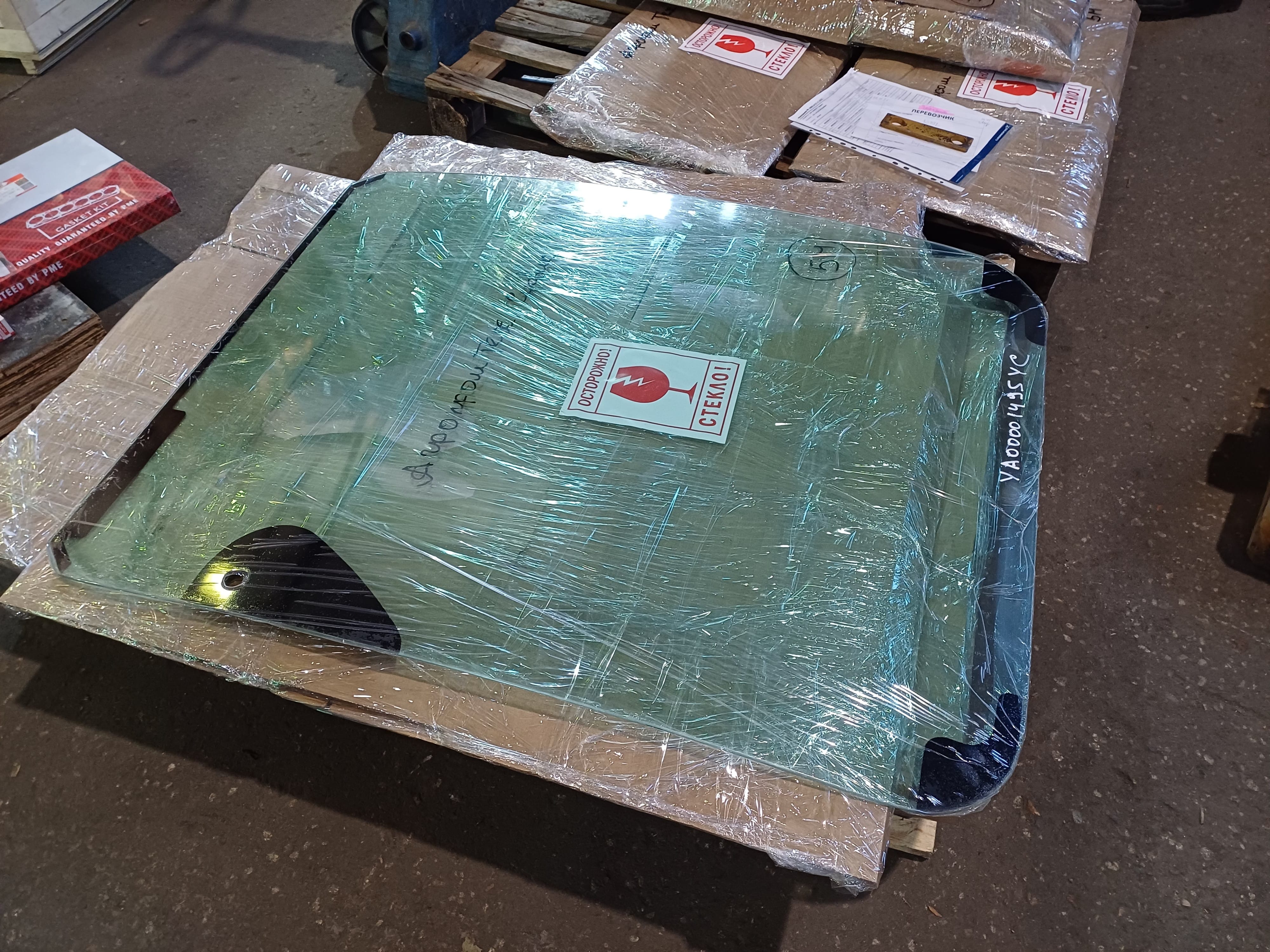 YA00001495 Cтекло верхнее лобовое Корея для экскаваторов Hitachi ZX130-5G, ZX160LC-5G, ZX180LC-5G, ZX200-5G, ZX240-5G, ZX280-5G, ZX330-5G, ZX470-5G