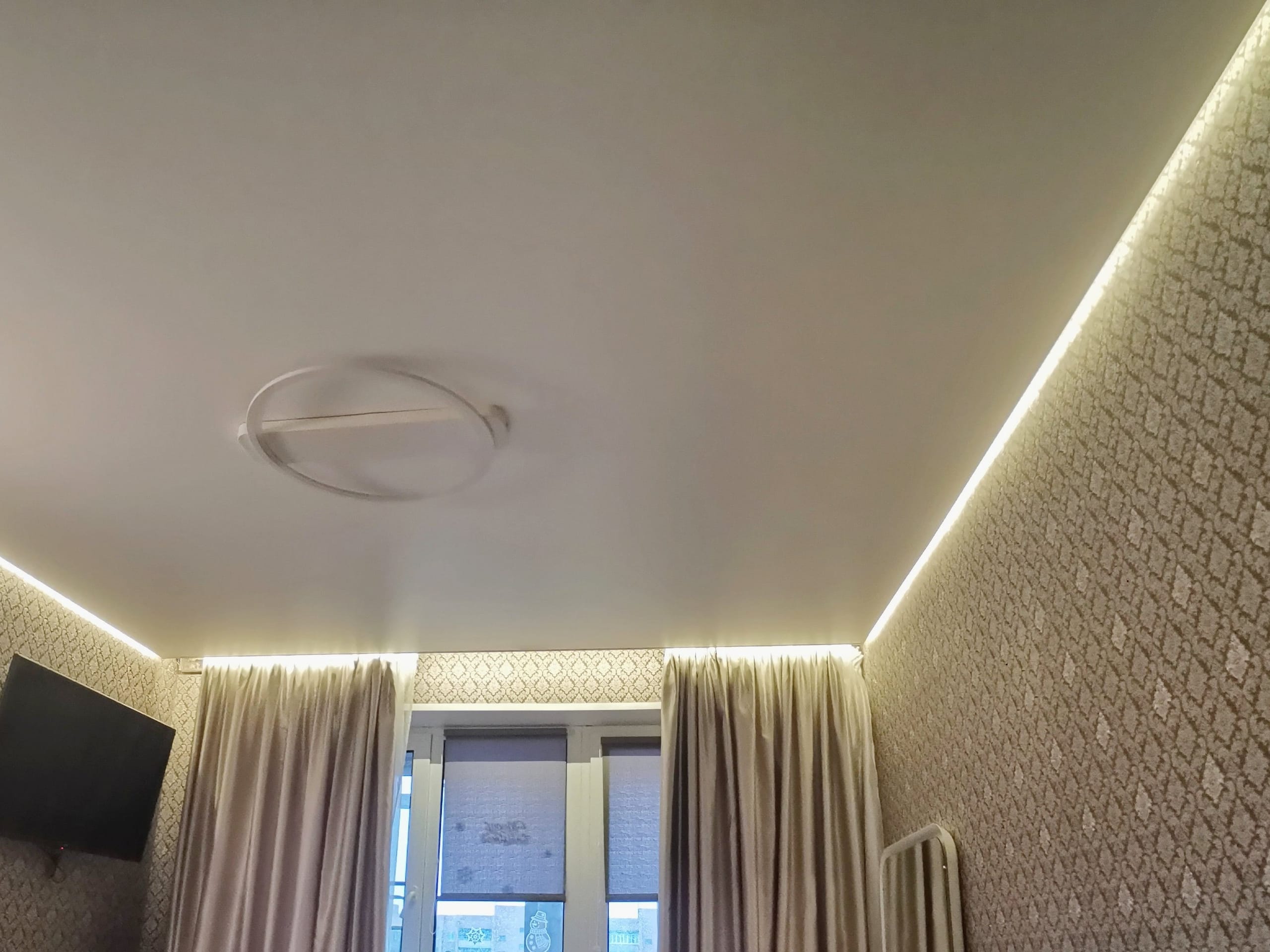 Натяжной потолок с подсветкой заказать в Омске