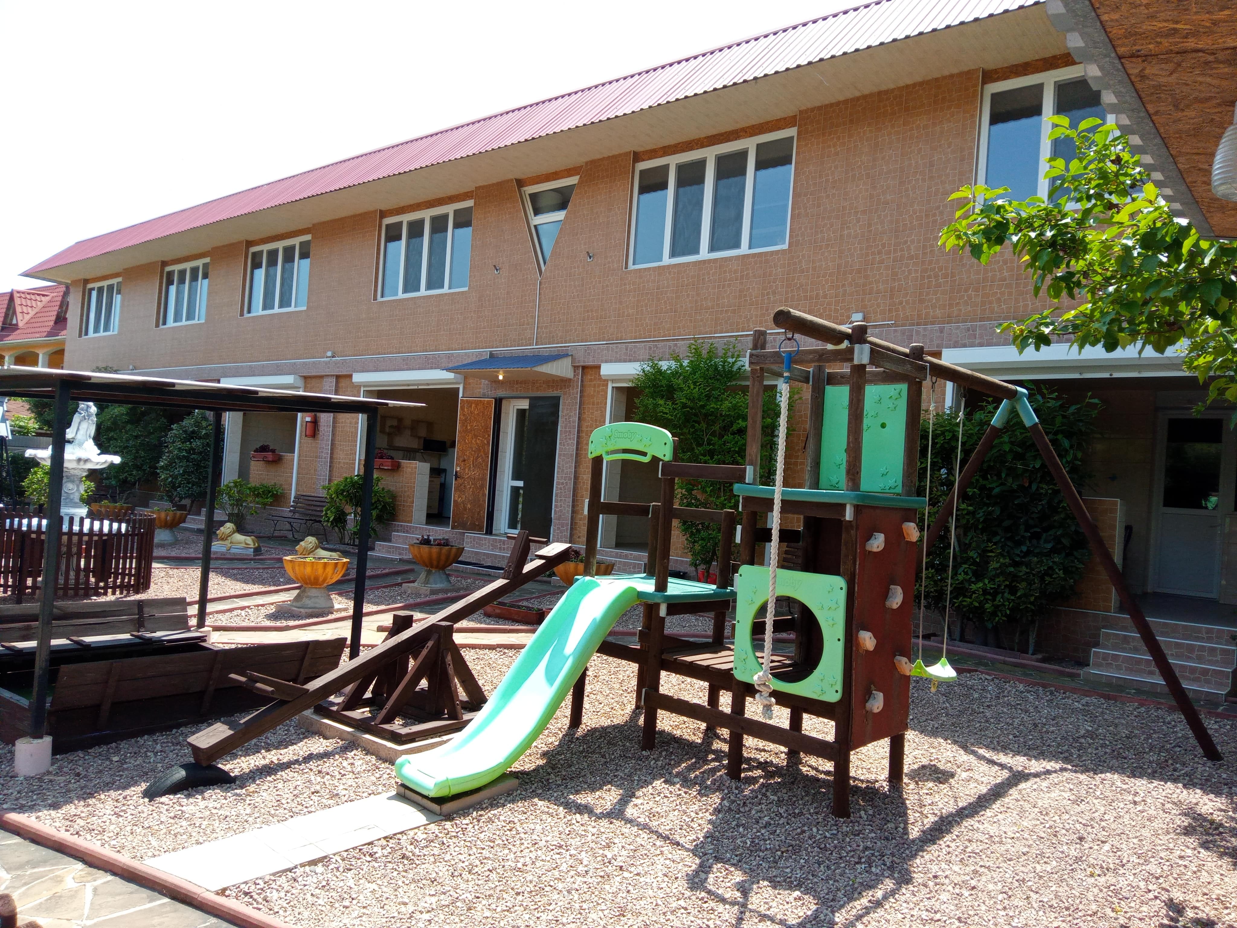 Номера (комната,    кухня,    сан.    узел-в каждом )     для отдыха в Крыму