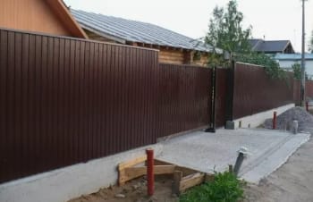Профнастил на ленточном фундаменте для коттеджа