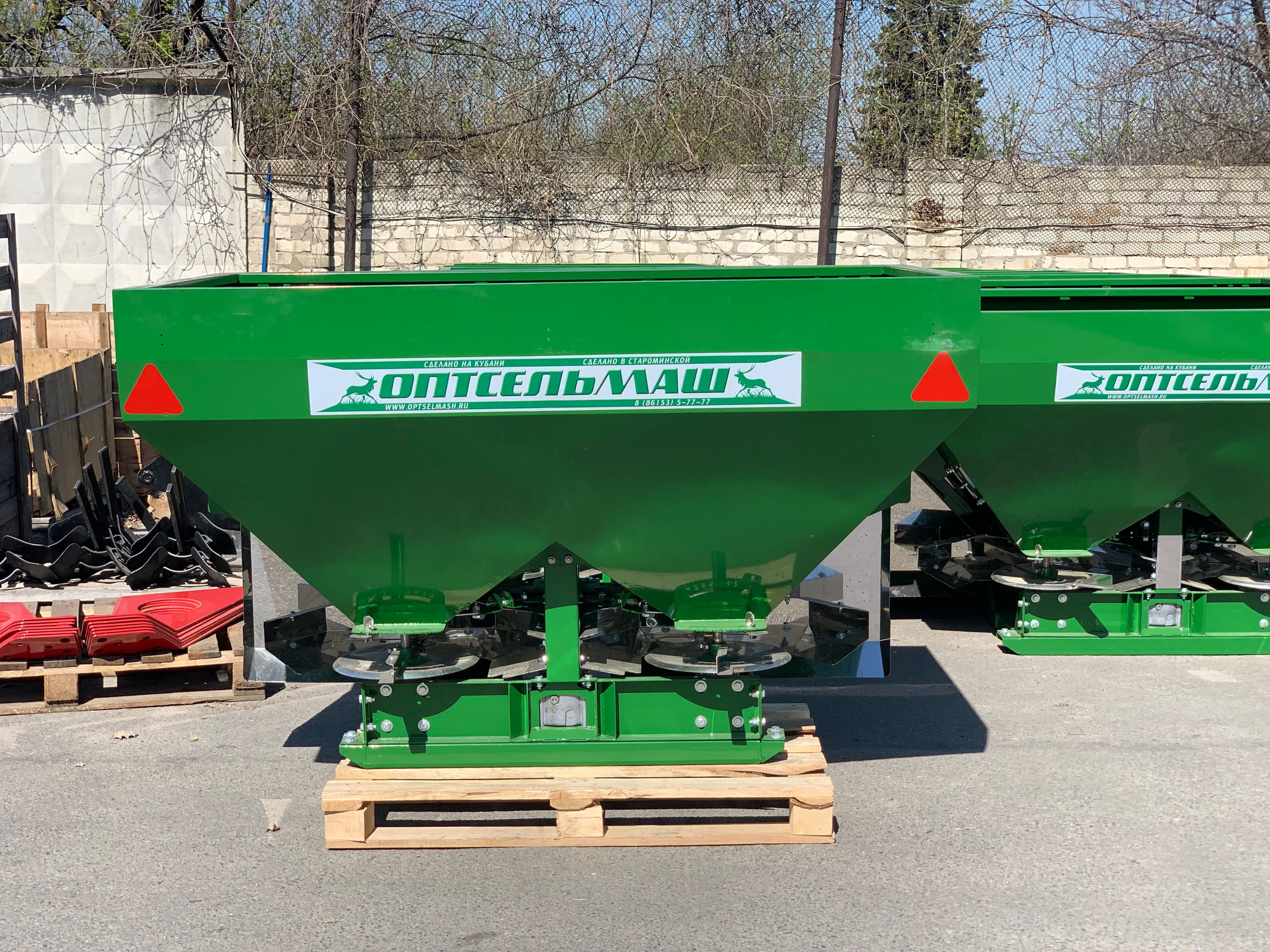 Разбрасыватель минеральных удобрений РУМ 1050л Стандарт Оптсельмаш