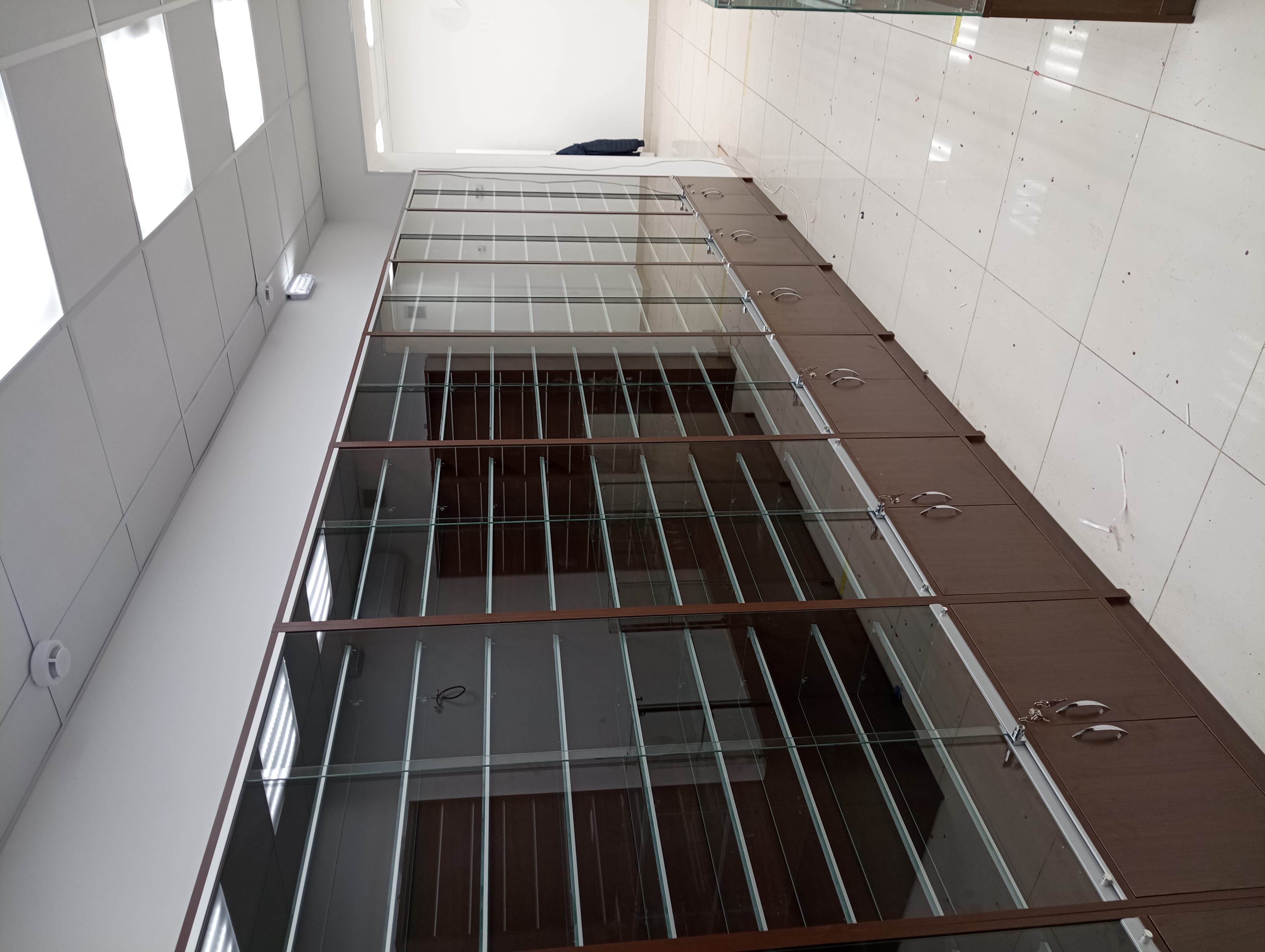 Витрины стеклянные