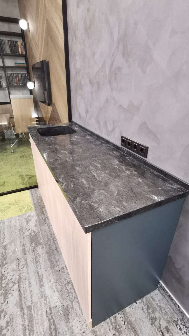 Кухонная столешница из черного искусственного камня — фото 7