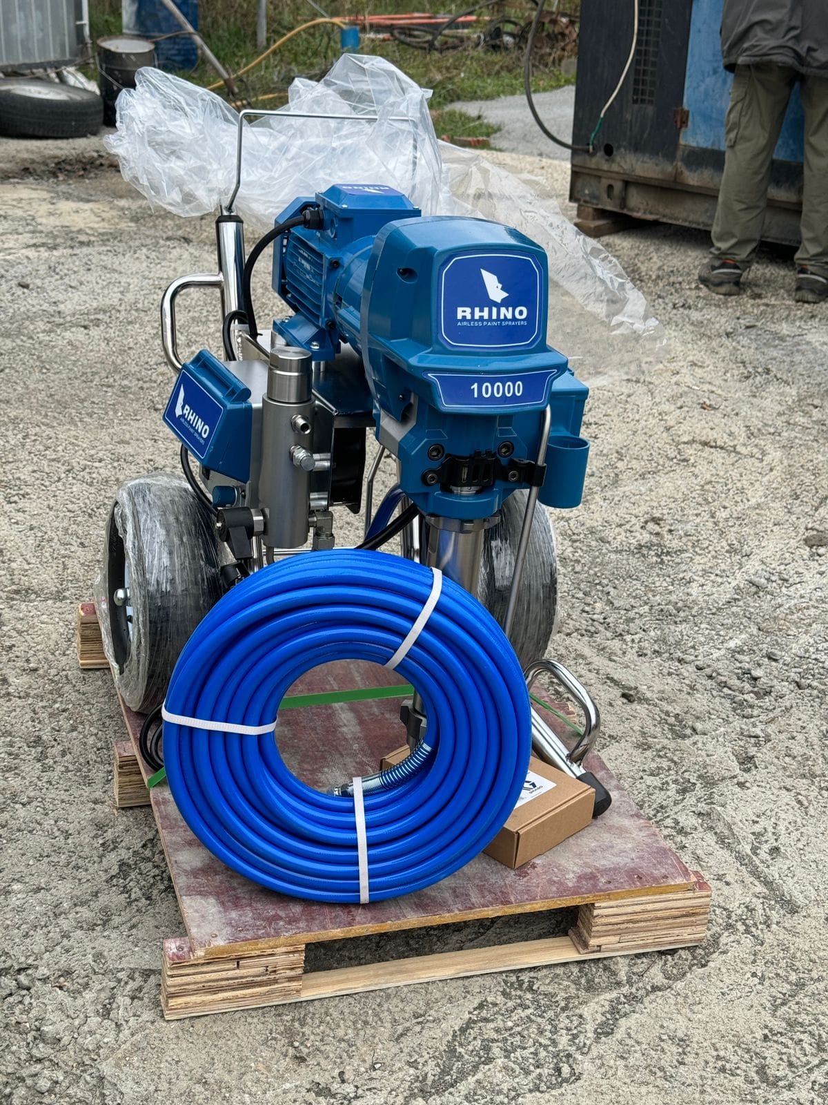 Безвоздушный окрасочный аппарат RHINO 10000