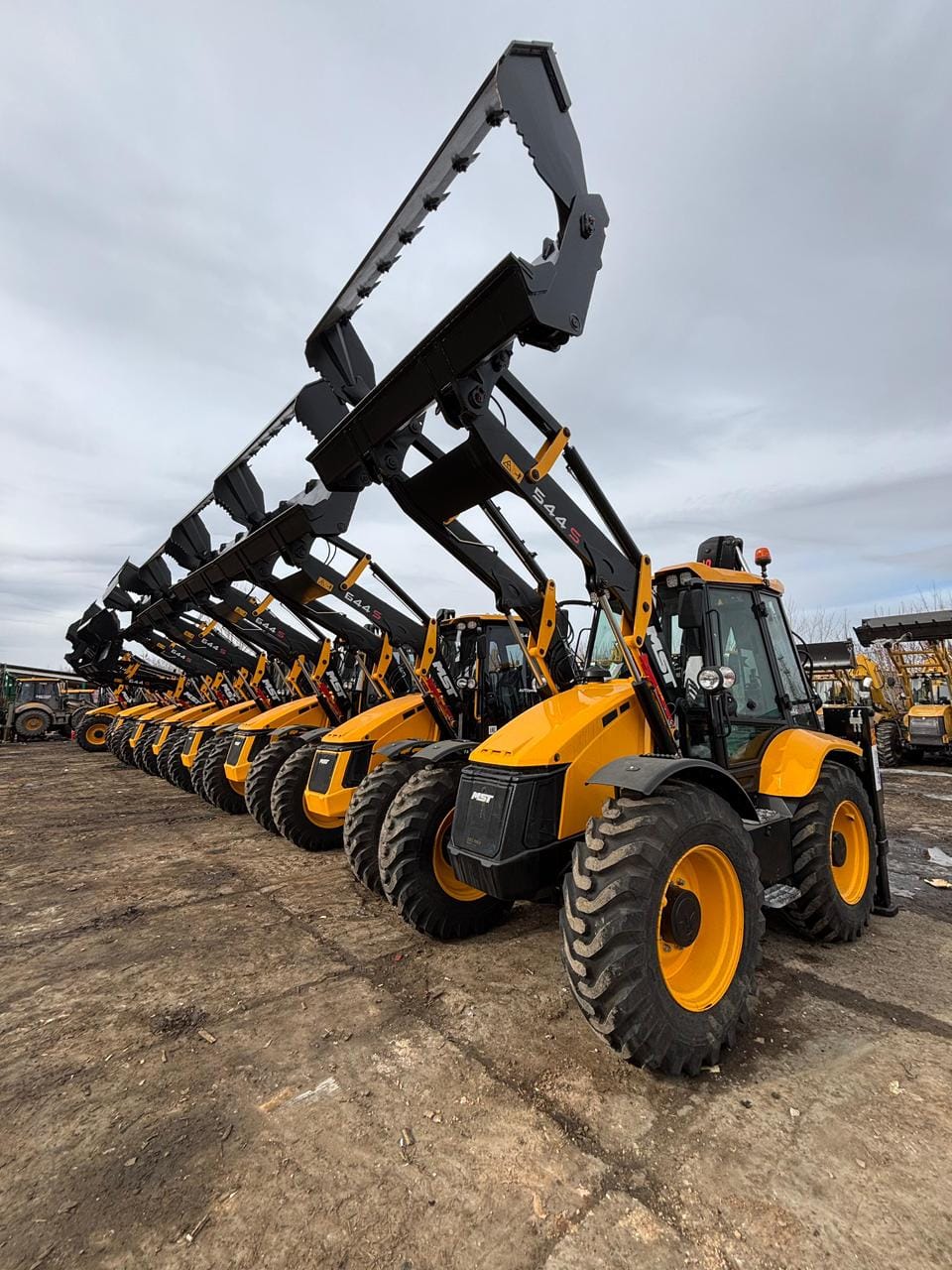 Экскаватор-погрузчик MST 544S — фото 2