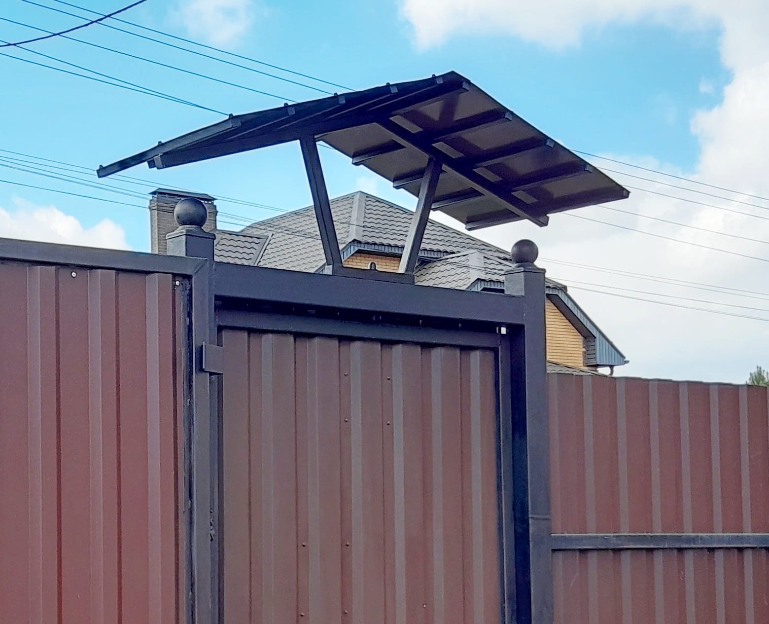 Козырек над калиткой защитный