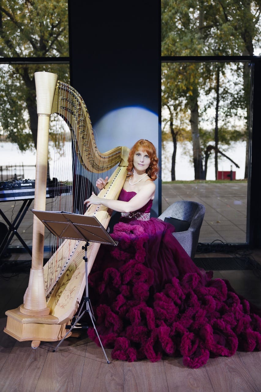 Арфистка,  арфа и скрипка,  арфа и флейта,  арфа и саксофон,  ансамбль арф.