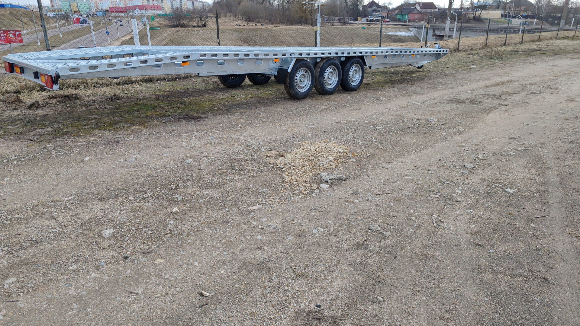 Прицеп автовоз трехосный на 2 авто до 3500кг.