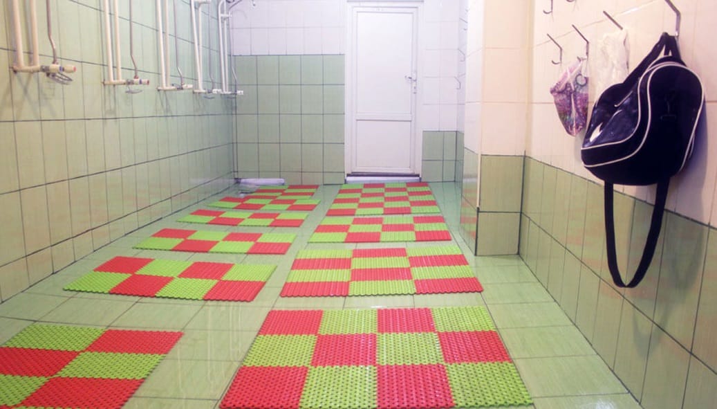 Сборное покрытие для мягкого пола сеточкой в бассейне или аквапарке — фото 9