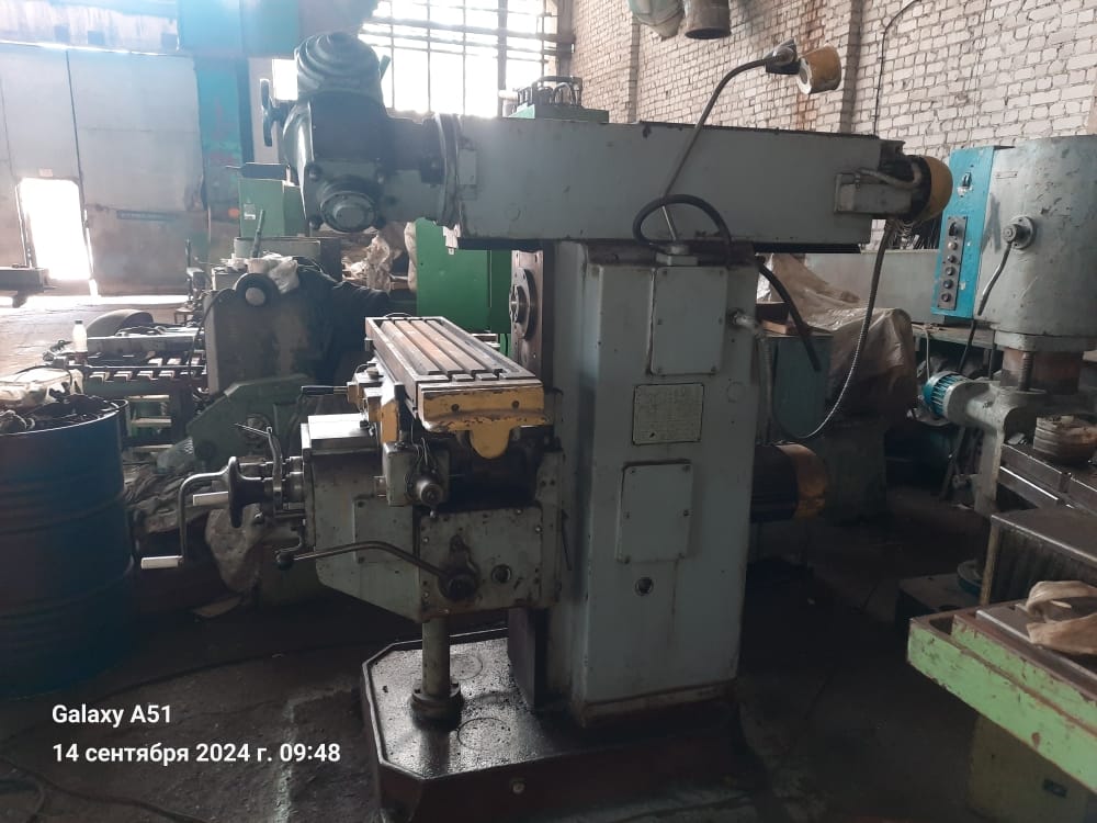 Широкоуниверсальный консольно-фрезерный станок 6Р81Ш