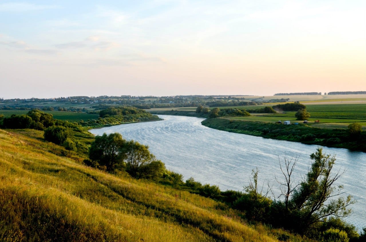 Земля у реки