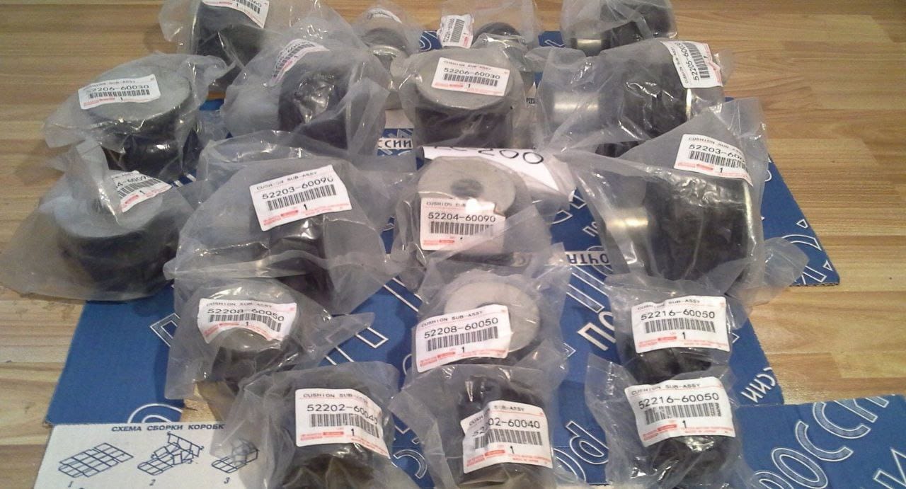 Подушки  кузова Toyota Land Cruiser-200, LX-570 с болтами, втулками, гайками