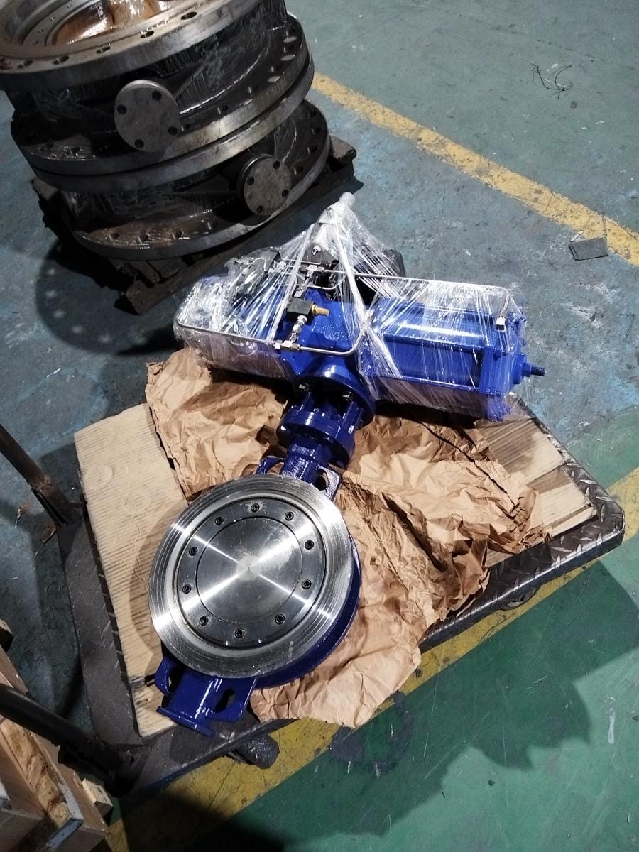 Затвор дисковый поворотный трехэксцентриковый межфланцевый стальной с пневмоприводом