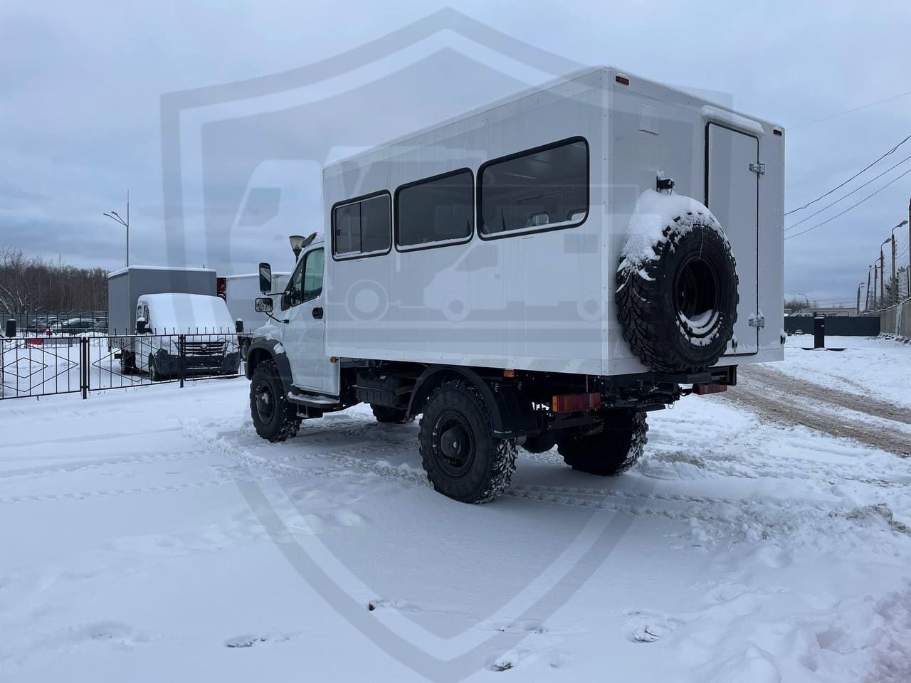 Вахтовый автобус  с  каркасным  фургоном 4х4