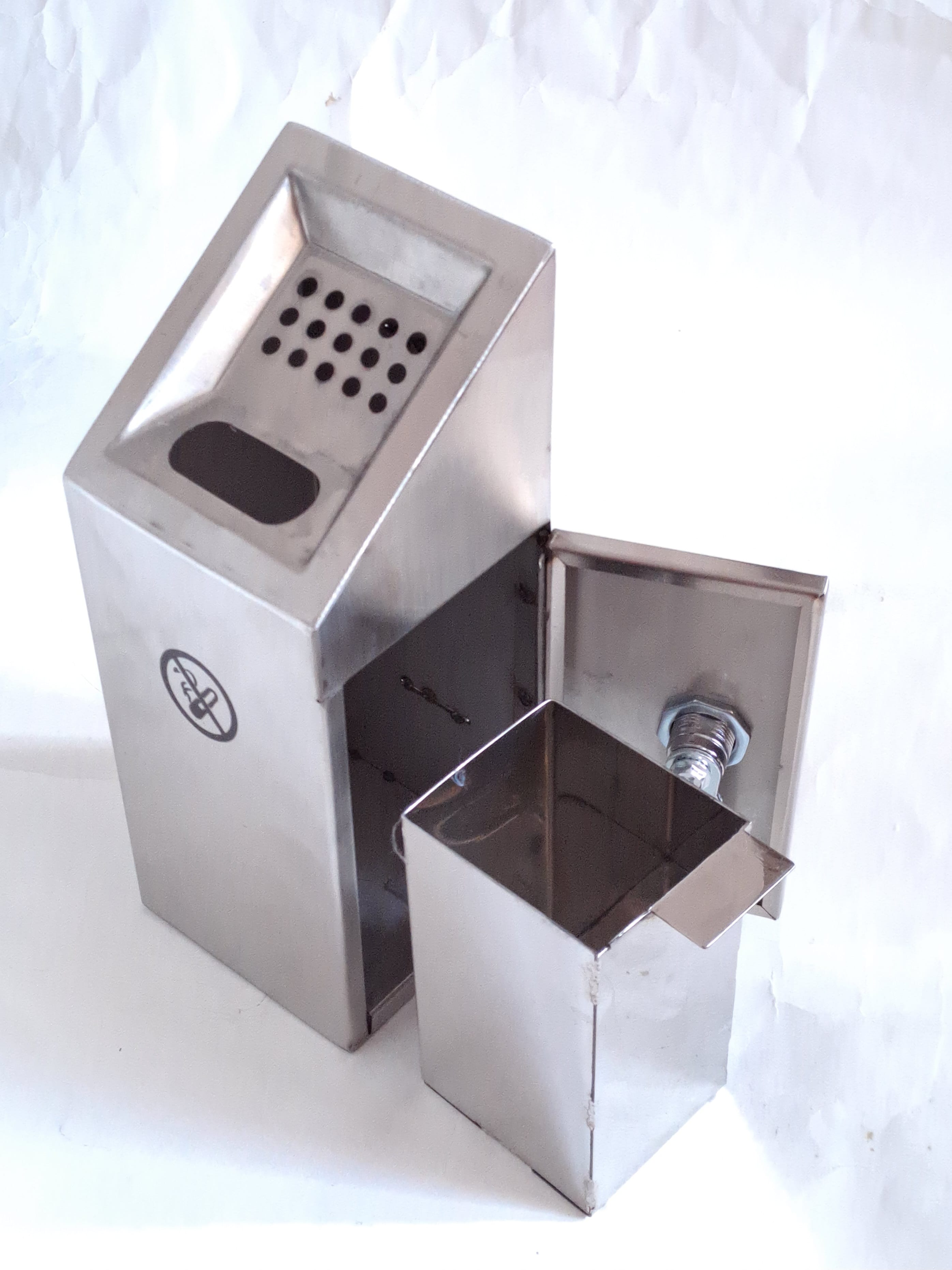 Пепельница настенная 10*10*26 см С дверцей.1шт