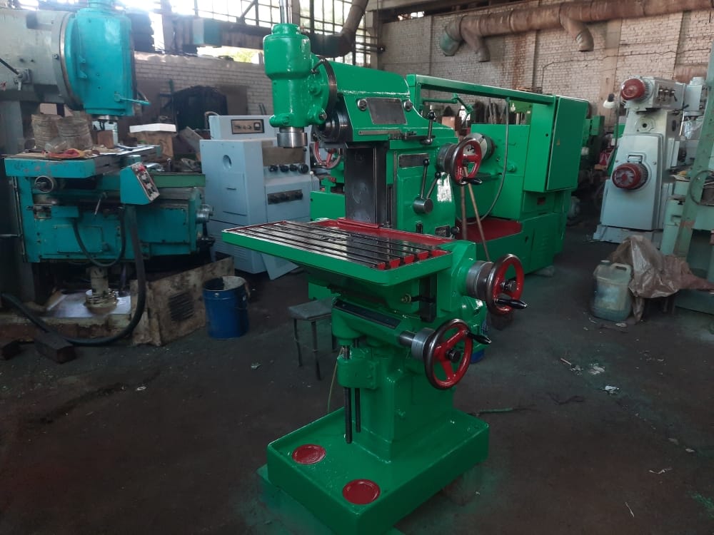 Универсальный фрезерный станок 6В75