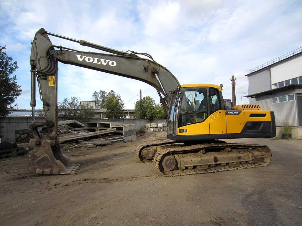 Гусеничный экскаватор Volvo 220, доп. линии, 2 ковша