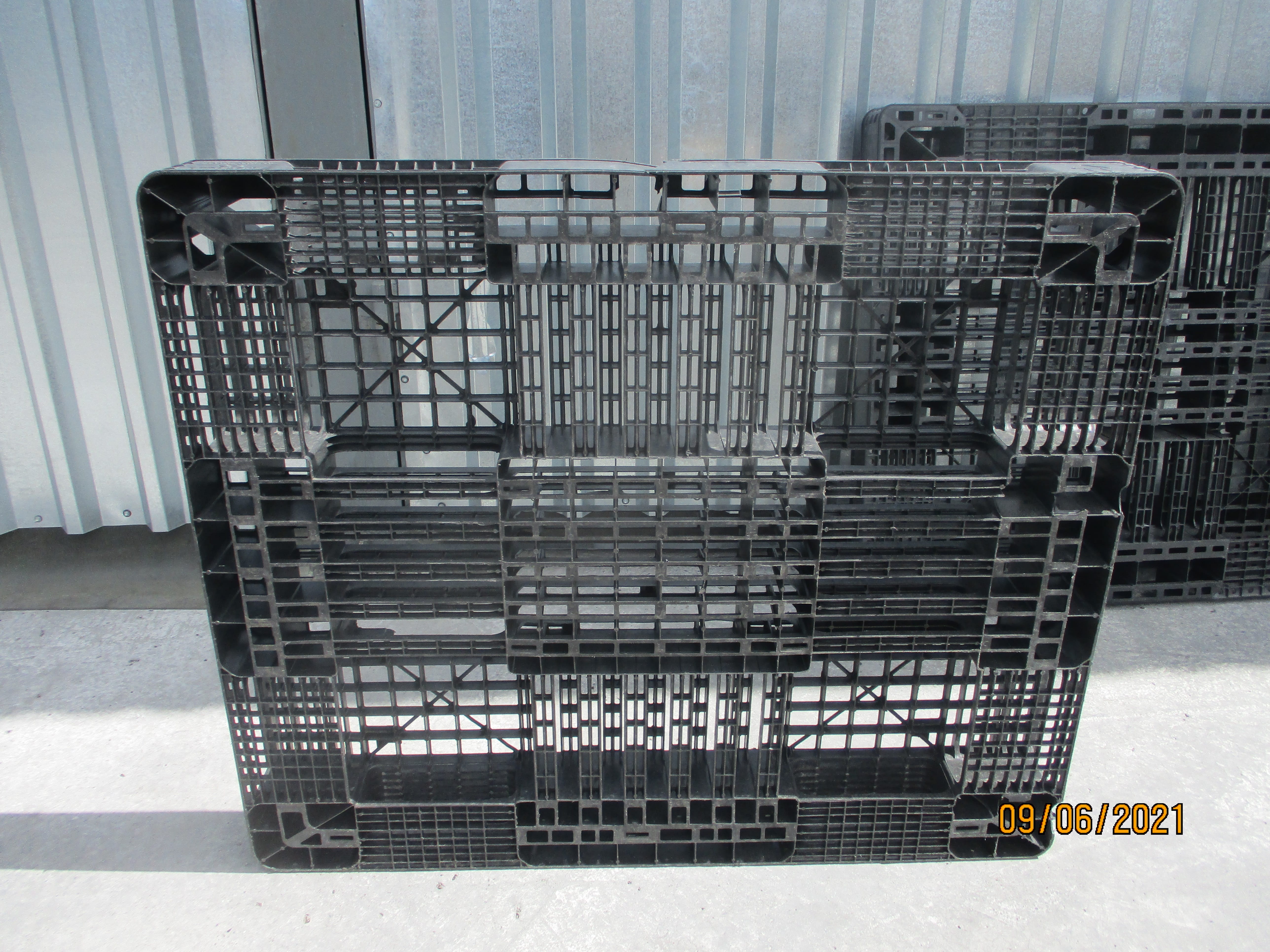 Прием пластиковых поддонов в Новосибирске