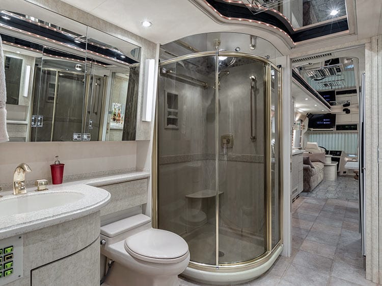 Отделка плиткой санузла в коттедже в частном доме. Плиточник